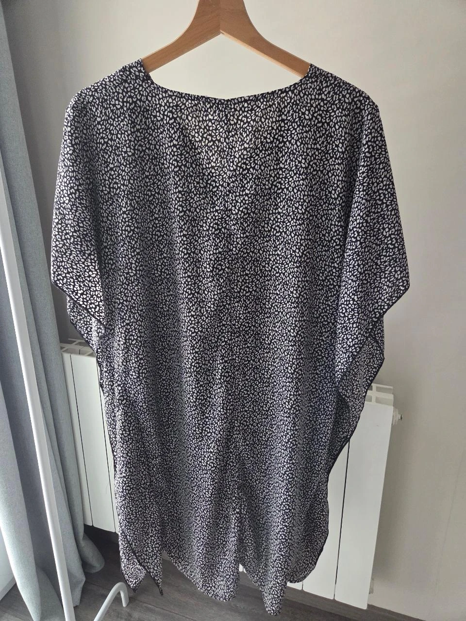 Vestido ligero negro con motivos blancos estilo lunares/mini estampado animal Talla M – photo 4